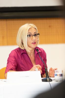 Am 27. April 2023 lud das Bundeskanzleramt anl&auml;sslich der Pr&auml;sentation des Berichts &bdquo;Gesellschaftlicher Zusammenhalt und Segregation &ndash; Eine Bestandsaufnahme zu Integration und Desintegration in &Ouml;sterreich&ldquo; zu einem Fachgespr&auml;ch mit Experten. Im Bild Emina Saric.