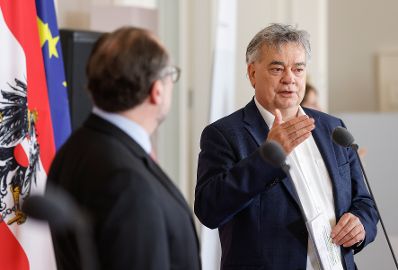 Am 3. Mai 2023 nahmen Vizekanzler Werner Kogler (r.) und Bundesminister Alexander Schallenberg (l.) am Doorstep vor dem Ministerrat teil.