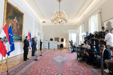Am 3. Mai 2023 nahmen Vizekanzler Werner Kogler (2.v.l.) und Bundesminister Alexander Schallenberg (l.) am Doorstep vor dem Ministerrat teil.