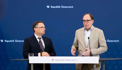 Am 24. Mai 2023 nahmen Bundesminister Johannes Rauch (r.) und Klubobmann August W&ouml;ginger (l.) am Pressefoyer nach dem Ministerrat teil.