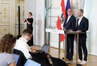 Am 1. Juni 2023 nahmen Bundesminister Johannes Rauch (l.) und Staatssekret&auml;r Florian Tursky (r.) am Pressefoyer nach dem Ministerrat teil.