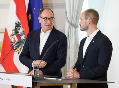 Am 1. Juni 2023 nahmen Bundesminister Johannes Rauch (l.) und Staatssekret&auml;r Florian Tursky (r.) am Pressefoyer nach dem Ministerrat teil.