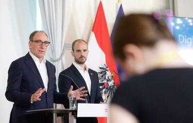 Am 1. Juni 2023 nahmen Bundesminister Johannes Rauch (l.) und Staatssekret&auml;r Florian Tursky (r.) am Pressefoyer nach dem Ministerrat teil.