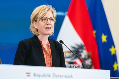 Am 14. Juni 2023 nahmen Bundesministerin Leonore Gewessler (im Bild) und Bundesminister Gerhard Karner am Pressefoyer nach dem Ministerrat teil.