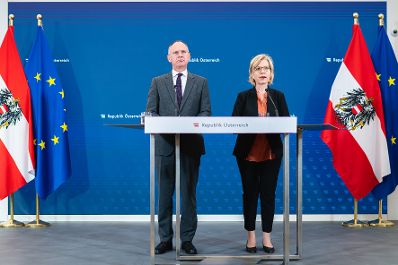 Am 14. Juni 2023 nahmen Bundesministerin Leonore Gewessler (r.) und Bundesminister Gerhard Karner (l.) am Pressefoyer nach dem Ministerrat teil.