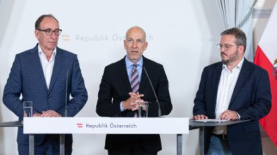Am 21. Juni 2023 nahmen Bundesminister Johannes Rauch (l.), Bundesminister Martin Kocher (m.) und der Generalsekret&auml;r der Lebenshilfe &Ouml;sterreich Markus Neuherz (r.) am Pressefoyer nach dem Ministerrat teil.