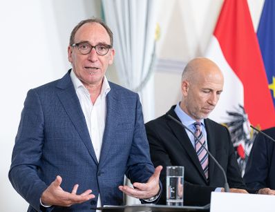 Am 21. Juni 2023 nahmen Bundesminister Johannes Rauch (l.), Bundesminister Martin Kocher (r.) und der Generalsekret&auml;r der Lebenshilfe &Ouml;sterreich Markus Neuherz am Pressefoyer nach dem Ministerrat teil.