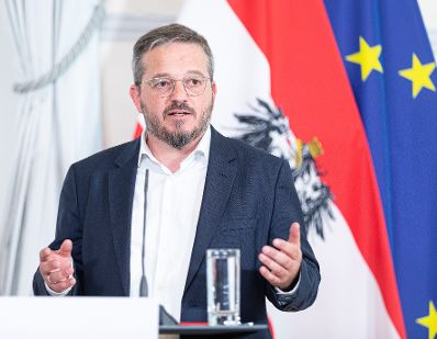 Am 21. Juni 2023 nahmen Bundesminister Johannes Rauch, Bundesminister Martin Kocher und der Generalsekret&auml;r der Lebenshilfe &Ouml;sterreich Markus Neuherz (im Bild) am Pressefoyer nach dem Ministerrat teil.