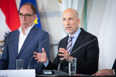 Am 21. Juni 2023 nahmen Bundesminister Johannes Rauch, Bundesminister Martin Kocher (im Bild) und der Generalsekret&auml;r der Lebenshilfe &Ouml;sterreich Markus Neuherz am Pressefoyer nach dem Ministerrat teil.