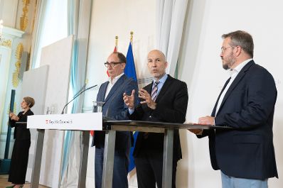Am 21. Juni 2023 nahmen Bundesminister Johannes Rauch (2.v.l.), Bundesminister Martin Kocher (2.v.r.) und der Generalsekret&auml;r der Lebenshilfe &Ouml;sterreich Markus Neuherz (r.) am Pressefoyer nach dem Ministerrat teil.