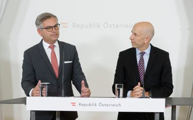 Am 28. Juni 2023 nahmen Bundesminister Martin Kocher (r.) und Bundesminister Magnus Brunner (l.) am Pressefoyer nach dem Ministerrat teil.
