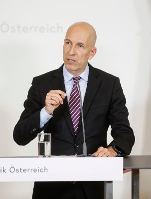 Am 28. Juni 2023 nahmen Bundesminister Martin Kocher (im Bild) und Bundesminister Magnus Brunner am Pressefoyer nach dem Ministerrat teil.