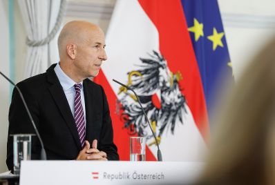 Am 28. Juni 2023 nahmen Bundesminister Martin Kocher (im Bild) und Bundesminister Magnus Brunner am Pressefoyer nach dem Ministerrat teil.