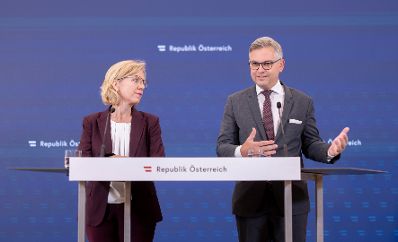 Am 5. Juli 2023 nahmen Bundesministerin Leonore Gewessler (l.) und Bundesminister Magnus Brunner (r.) am Doorstep vor dem Ministerrat teil.