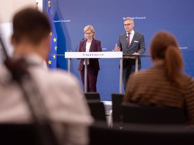 Am 5. Juli 2023 nahmen Bundesministerin Leonore Gewessler (l.) und Bundesminister Magnus Brunner (r.) am Doorstep vor dem Ministerrat teil.