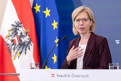 Am 5. Juli 2023 nahmen Bundesministerin Leonore Gewessler (im Bild) und Bundesminister Magnus Brunner am Doorstep vor dem Ministerrat teil.