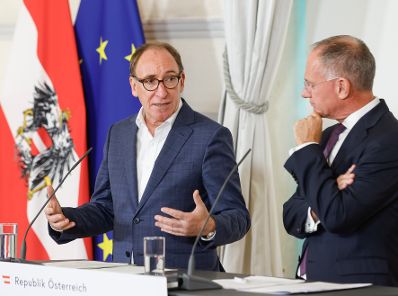 Am 6. September 2023 nahmen Bundesminister Johannes Rauch (l.) und Bundesminister Gerhard Karner (r.) am Pressefoyer nach dem Ministerrat teil.