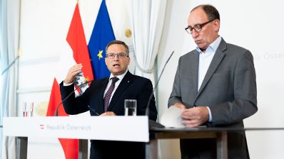 Am 13. September 2023 nahmen Bundesminister Johannes Rauch (r.) und Klubobmann August W&ouml;ginger (l.) am Pressefoyer nach dem Ministerrat teil.