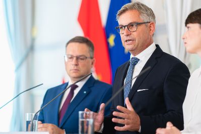 Am 27. September 2023 nahmen Bundesminister Magnus Brunner (m.), Klubobfrau Sigrid Maurer (r.) und Klubobmann August W&ouml;ginger (l.) am Pressefoyer nach dem Ministerrat teil.