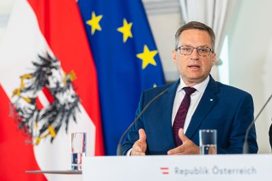 Am 27. September 2023 nahmen Bundesminister Magnus Brunner, Klubobfrau Sigrid Maurer und Klubobmann August W&ouml;ginger (im Bild) am Pressefoyer nach dem Ministerrat teil.