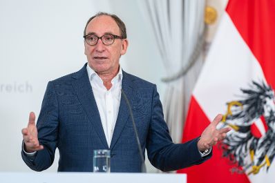 Am 4. Oktober 2023 nahmen Bundesminister Magnus Brunner und Bundesminister Johannes Rauch (im Bild) am Pressefoyer nach dem Ministerrat teil.