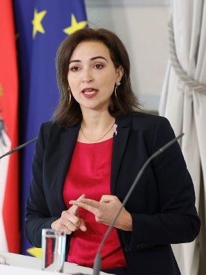 Am 11. Oktober 2023 nahmen Bundesministerin Alma Zadic (im Bild) und Bundesminister Gerhard Karner am Pressefoyer nach dem Ministerrat teil.