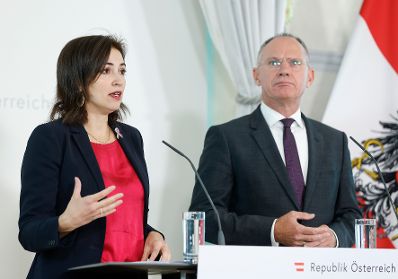 Am 11. Oktober 2023 nahmen Bundesministerin Alma Zadic (l.) und Bundesminister Gerhard Karner (r.) am Pressefoyer nach dem Ministerrat teil.