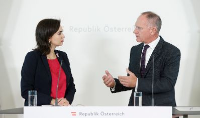 Am 11. Oktober 2023 nahmen Bundesministerin Alma Zadic (l.) und Bundesminister Gerhard Karner (r.) am Pressefoyer nach dem Ministerrat teil.