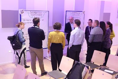 Am 28. November 2023 fand das 9. Forum Jugendstrategie unter dem Titel &quot;Jugend und Krisen: Initiativen in schwierigen Zeiten&quot; statt.