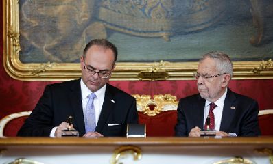 Am 3. Juni 2019 wurde die neue Bundesregierung vom Bundespr&auml;sidenten in der Pr&auml;sidentschaftskanzlei angelobt. Im Bild Bundespr&auml;sident Alexander Van der Bellen (r.) mit Bundesminister Andreas Reichhardt (l.).