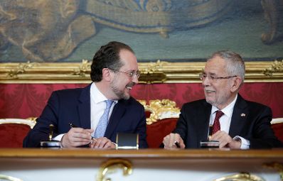 Am 3. Juni 2019 wurde die neue Bundesregierung vom Bundespr&auml;sidenten in der Pr&auml;sidentschaftskanzlei angelobt. Im Bild Bundespr&auml;sident Alexander Van der Bellen (r.) mit Bundesminister Alexander Schallenberg (l.).