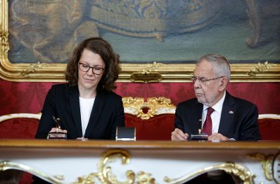 Am 3. Juni 2019 wurde die neue Bundesregierung vom Bundespr&auml;sidenten in der Pr&auml;sidentschaftskanzlei angelobt. Im Bild Bundespr&auml;sident Alexander Van der Bellen (r.) mit Bundesministerin Iris Eliisa Rauskala (l.).