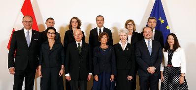 Vorne (v.l.n.r). Bundesminister Andreas Reichhardt, Bundesministerin Brigitte Zarfl, Vizekanzler Clemens Jabloner, Bundeskanzlerin Brigitte Bierlein, Bundesministerin Elisabeth Udolf-Strobl, Bundesminister Alexander Schallenberg, Bundesministerin Ines Stilling; Hinten (v.l.n.r.) Bundesminister Thomas Starlinger, Bundesministerin Iris Eliisa Rauskala, Bundesminister Eduard M&uuml;ller, Bundesministerin Maria Patek, Bundesminister Wolfgang Peschorn