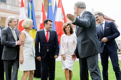 Am 15. Juni 2019 nahm Bundeskanzlerin Brigitte Bierlein (4.v.l.) am Europaforum Wachau teil. Im Bild mit EU-Erweiterungskommissar Johannes Hahn (l.), Landeshauptfrau Johanna Mikl-Leitner (2.v.l.), dem nordmazedonischen Premier Zoran Zaev (3.v.l.), Martin Eichtinger (5.v.l.) und S&uuml;dtirols Landeshauptmann Arno Kompatscher (6.v.l.).