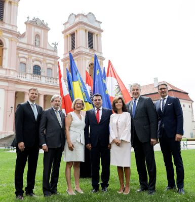 Am 15. Juni 2019 nahm Bundeskanzlerin Brigitte Bierlein (5.v.l.) am Europaforum Wachau teil. Im Bild mit EU-Erweiterungskommissar Johannes Hahn (2.v.l.), Landeshauptfrau Johanna Mikl-Leitner (3.v.l.), dem nordmazedonischen Premier Zoran Zaev (4.v.l.), Martin Eichtinger (6.v.l.) und S&uuml;dtirols Landeshauptmann Arno Kompatscher (7.v.l.).