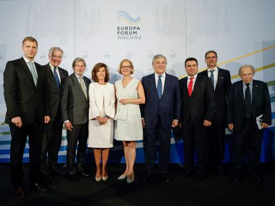 Am 15. Juni 2019 nahm Bundeskanzlerin Brigitte Bierlein (4.v.l.) am Europaforum Wachau teil. Im Bild mit Martin Eichtinger (2.v.l.), EU-Erweiterungskommissar Johannes Hahn (3.v.l.), Landeshauptfrau Johanna Mikl-Leitner (4.v.l.), Parlamentspr&auml;sident Antonio Tajani (5.v.l.), dem nordmazedonischen Premier Zoran Zaev (6.v.l.), S&uuml;dtirols Landeshauptmann Arno Kompatscher (7.v.l.) und Paul Lendvai (8.v.l.).