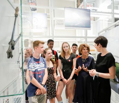 Am 27. Juni 2019 besuchte Bundeskanzlerin Brigitte Bierlein (2.v.r.) gemeinsam mit Bundesministerin Iris Rauskala und einer Sch&uuml;lergruppe das Haus der Geschichte &Ouml;sterreich. Im Bild mit der Direktorin Monika Sommer (r.).