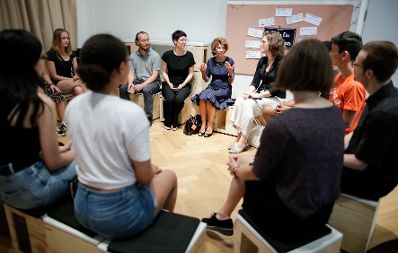 Am 27. Juni 2019 besuchte Bundeskanzlerin Brigitte Bierlein (m.) gemeinsam mit Bundesministerin Iris Rauskala (m.r.) und einer Sch&uuml;lergruppe das Haus der Geschichte &Ouml;sterreich. Im Bild mit der Direktorin Monika Sommer (m.l.).