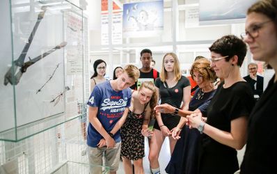 Am 27. Juni 2019 besuchte Bundeskanzlerin Brigitte Bierlein (3.v.r.) gemeinsam mit Bundesministerin Iris Rauskala (r.) und einer Sch&uuml;lergruppe das Haus der Geschichte &Ouml;sterreich. Im Bild mit der Direktorin Monika Sommer (2.v.r.).