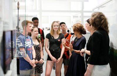 Am 27. Juni 2019 besuchte Bundeskanzlerin Brigitte Bierlein (3.v.r.) gemeinsam mit Bundesministerin Iris Rauskala (r.) und einer Sch&uuml;lergruppe das Haus der Geschichte &Ouml;sterreich. Im Bild mit der Direktorin Monika Sommer (2.v.r.).