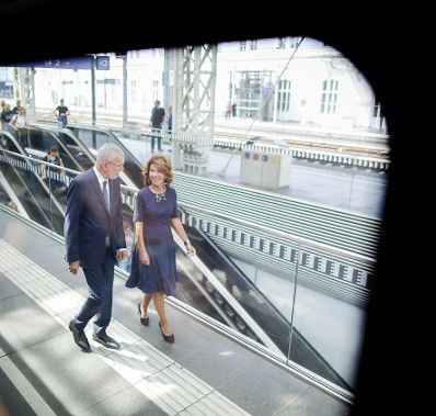 Am 24. August 2019 reiste Bundeskanzlerin Brigitte Bierlein (r.) gemeinsam mit Bundespr&auml;sident Alexander Van der Bellen (l.) zum Forum Alpbach.