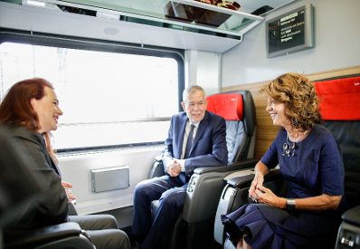 Am 24. August 2019 reiste Bundeskanzlerin Brigitte Bierlein (r.) gemeinsam mit Bundespr&auml;sident Alexander Van der Bellen (m.) zum Forum Alpbach. Im Bild mit der Pr&auml;sidentin der Generalversammlung der Vereinten Nationen Mar&iacute;a Fernanda Espinosa (l.).