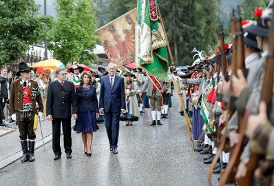 Am 24. August 2019 nahm Bundeskanzlerin Brigitte Bierlein (m.r.) gemeinsam mit Bundespr&auml;sident Alexander Van der Bellen (r.) am Forum Alpbach teil. Im Bild mit Landeshauptmann G&uuml;nther Platter (m.l.) beim landes&uuml;blichen Empfang.
