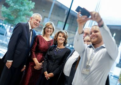 Am 24. August 2019 nahm Bundeskanzlerin Brigitte Bierlein (r.9 gemeinsam mit Bundespr&auml;sident Alexander Van der Bellen (l.) am Forum Alpbach teil. Im Bild mit Bundesministerin Maria Patek (m.).