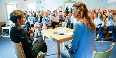 Am 25. August 2019 nahm Bundeskanzlerin Brigitte Bierlein (l.) gemeinsam mit Bundespr&auml;sident Alexander Van der Bellen am Forum Alpbach teil. Im Bild beim Kamingespr&auml;ch mit den Studenten des Club Forum Alpbach Nieder&ouml;sterreich/Salzburg/Burgenland.