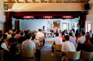 Am 25. August 2019 nahm Bundeskanzlerin Brigitte Bierlein (m.r.) gemeinsam mit Bundespr&auml;sident Alexander Van der Bellen am Forum Alpbach teil. Im Bild beim Kamingespr&auml;ch mit den Studenten des Club Forum Alpbach Nieder&ouml;sterreich/Salzburg/Burgenland.