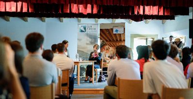 Am 25. August 2019 nahm Bundeskanzlerin Brigitte Bierlein (m.) gemeinsam mit Bundespr&auml;sident Alexander Van der Bellen am Forum Alpbach teil. Im Bild beim Kamingespr&auml;ch mit den Studenten des Club Forum Alpbach Nieder&ouml;sterreich/Salzburg/Burgenland.