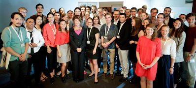 Am 25. August 2019 nahm Bundeskanzlerin Brigitte Bierlein gemeinsam mit Bundespr&auml;sident Alexander Van der Bellen am Forum Alpbach teil. Im Bild beim Kamingespr&auml;ch mit den Studenten des Club Forum Alpbach Nieder&ouml;sterreich/Salzburg/Burgenland.