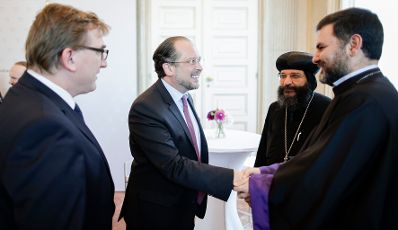 Am 10. September 2019 empfing Bundeskanzlerin Brigitte Bierlein gemeinsam mit Bundesminister Alexander Schallenberg (m.) die Religionsgesellschaften im Bundeskanzleramt.