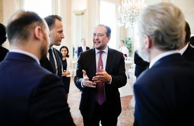 Am 10. September 2019 empfing Bundeskanzlerin Brigitte Bierlein gemeinsam mit Bundesminister Alexander Schallenberg (m.) die Religionsgesellschaften im Bundeskanzleramt.